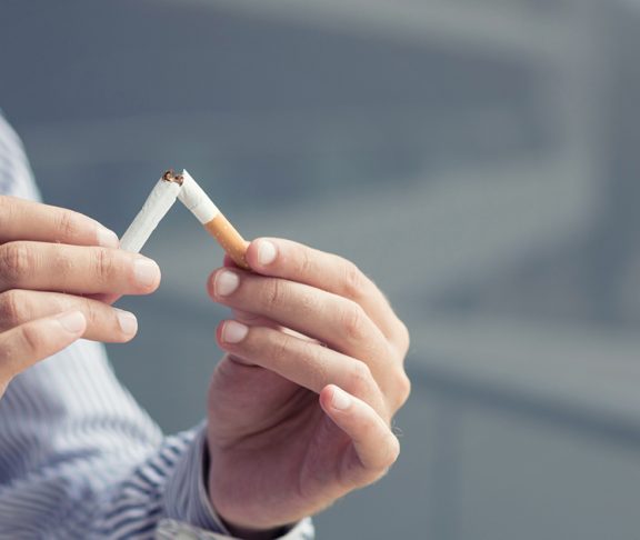 mand knækker cigaret fordi han vil stoppe med at ryge