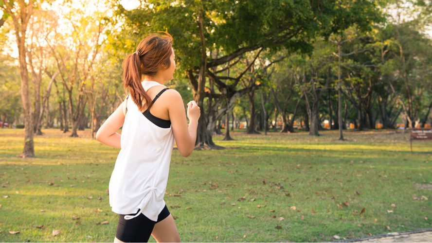Kvinde er ude og motionere for at få en sundere livsstil