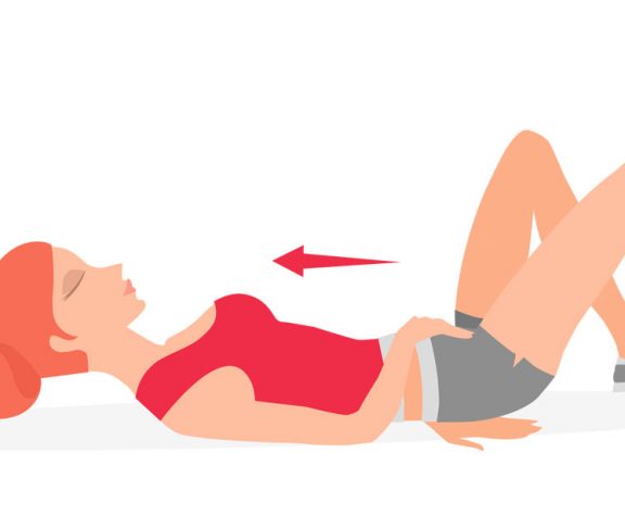 Illustration af kvinde, der ligger på gulv og laver knibeøvelser