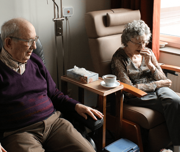 ældre par sidder på hospital