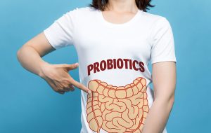 Kvinde peger på sin t-shirt med teksten 'probiotics