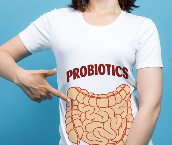 Kvinde peger på sin t-shirt med teksten 'probiotics