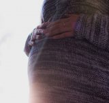 gravid kvinde holder på maven