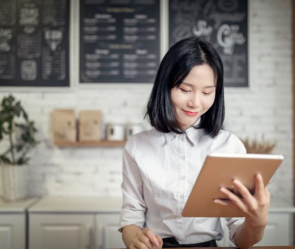 Digital Tablet,Asia,Adult,Waiter,cafe