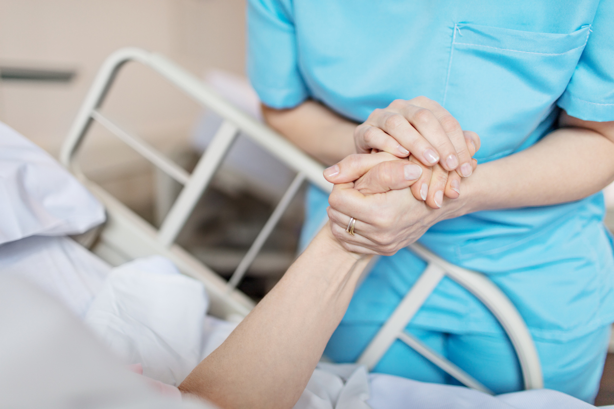 Female Nurse Holding Senior Womans Hand Krebsratgeber At