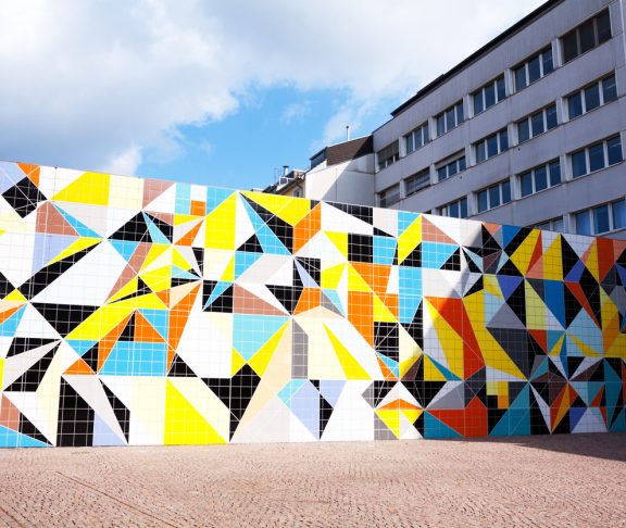 Farbenprächtigen gefliesten Wand hinter K20-Museum in Düsseldorf. Nach der Vorlage von Paul Klee