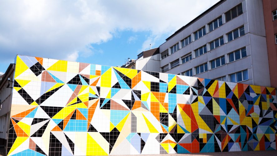 Farbenprächtigen gefliesten Wand hinter K20-Museum in Düsseldorf. Nach der Vorlage von Paul Klee