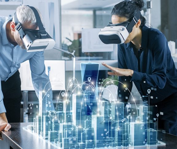 Twee personen met VR-brillen kijken naar digitale projectie van een stad