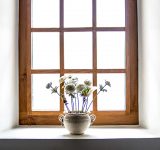 Rustiek houten raam met bloemen op de vensterbank