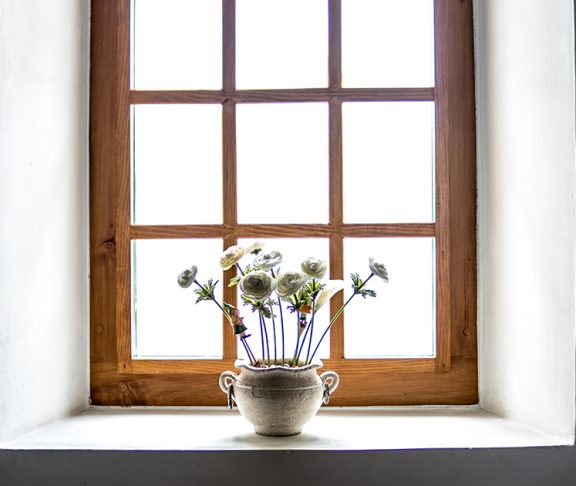 Rustiek houten raam met bloemen op de vensterbank