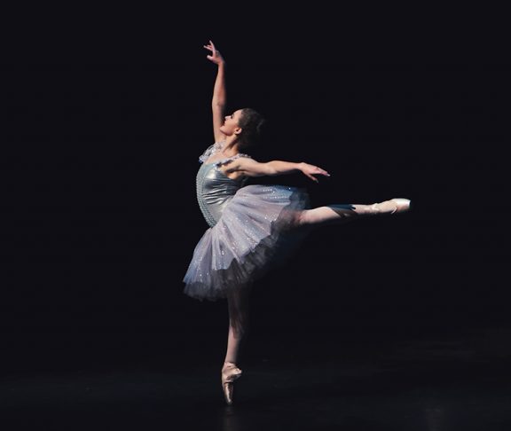 Ballerina op donker podium