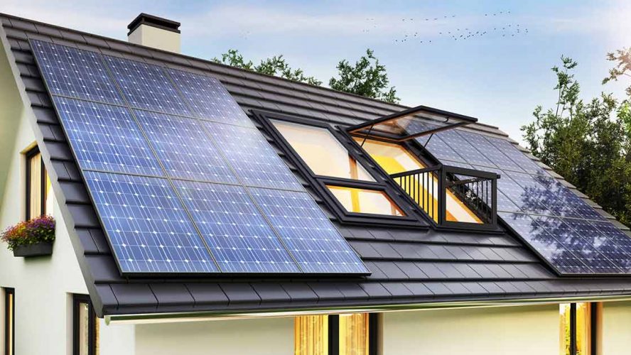 Duurzaam huis met zonnepanelen op het dak