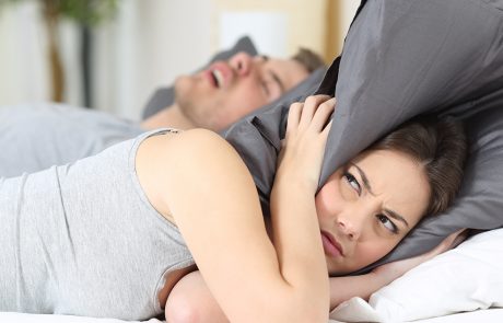 Jonge vrouw heeft last van het gesnurk van haar partner.