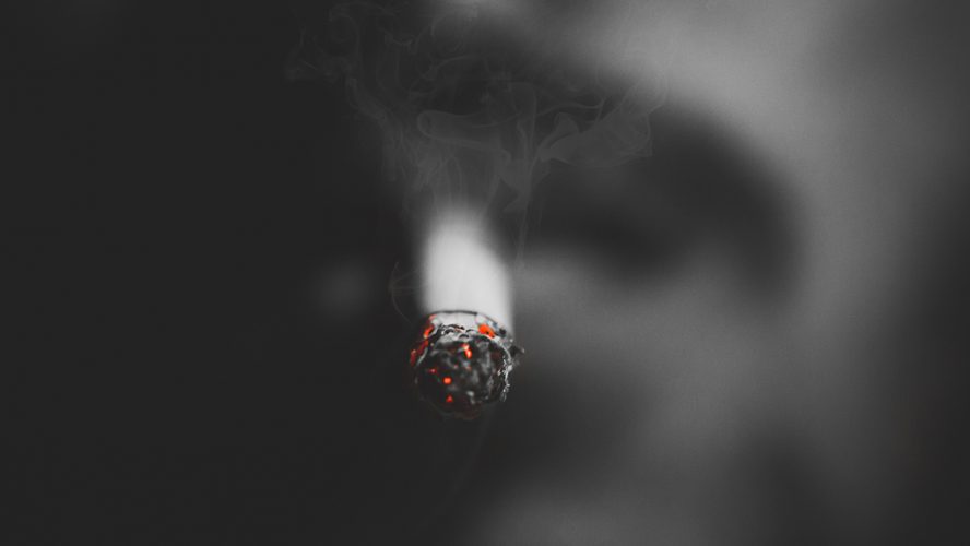 Close-upfoto van man met brandende sigaret