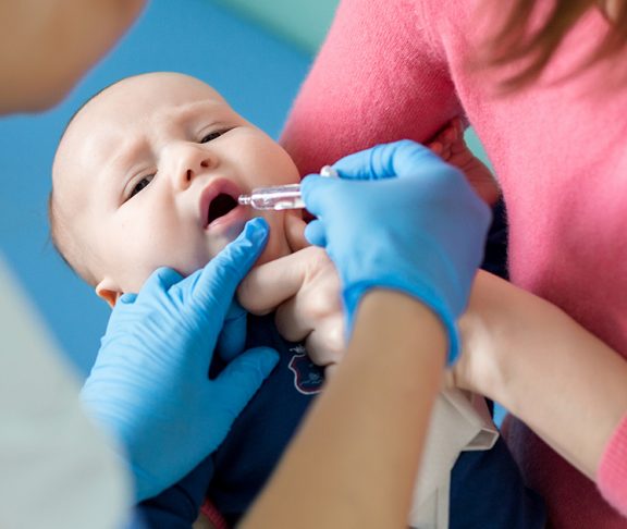 Baby krijgt vaccin toegediend