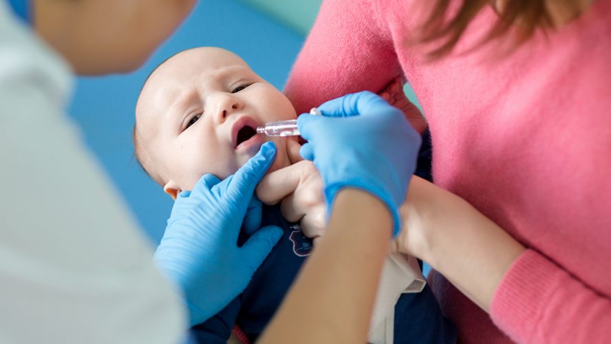 Baby krijgt vaccin toegediend