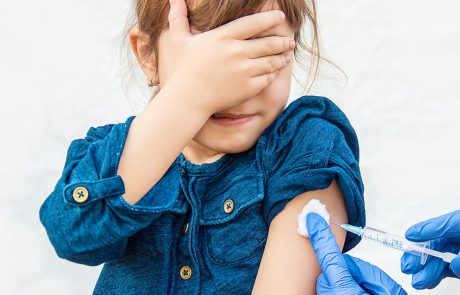 Jong meisje krijgt vaccin toegediend.