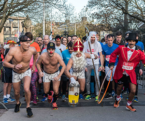 Start van de Movember Run: verklede mannen gaan van start voor een hardloopwedstrijd.