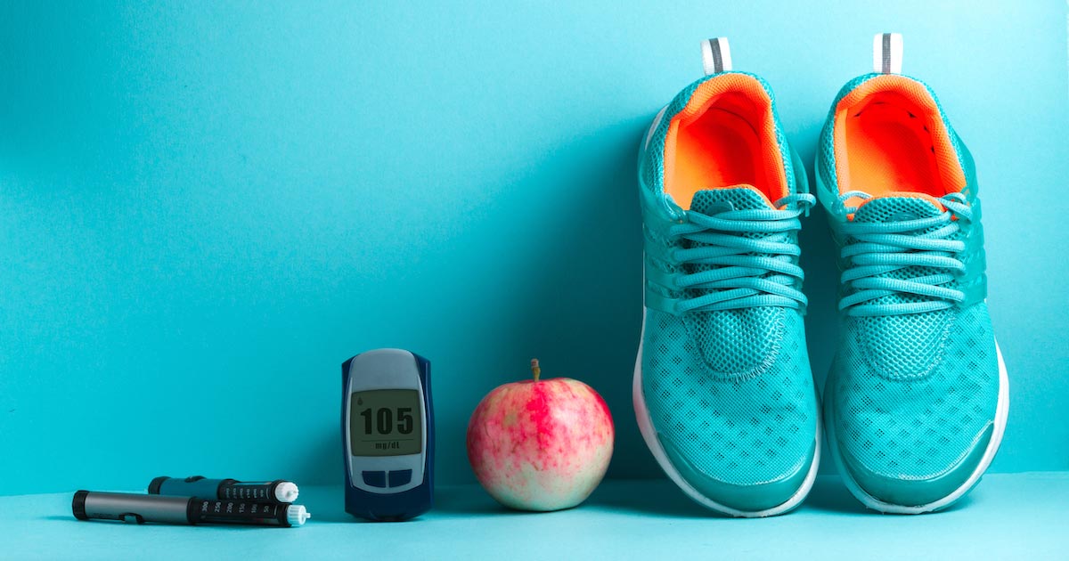 Glucosemeter, appel en sportschoenen tegen lichtblauwe achtergrond.