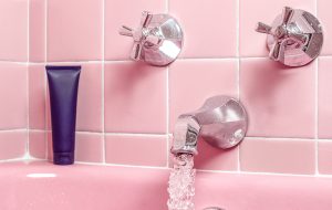 Beeld van badkamer met roze tegels
