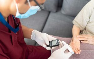 Dokter prikt glucosewaarden van patiënt